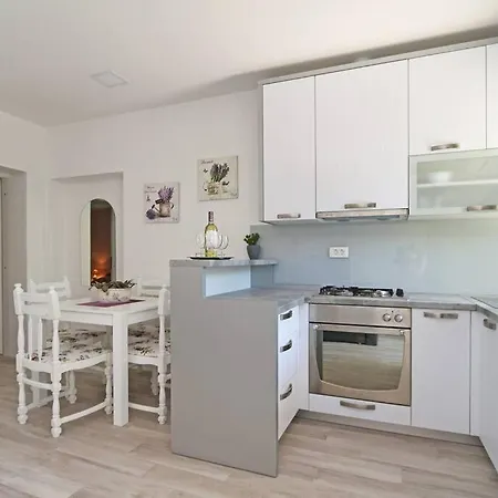 Apartment Jolanda - 3 Min From *