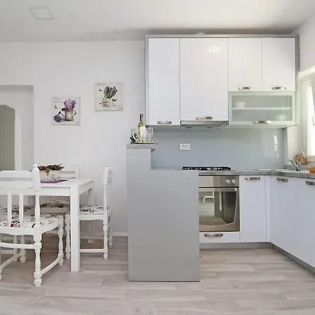 Apartment Jolanda - 3 Min From Makarska