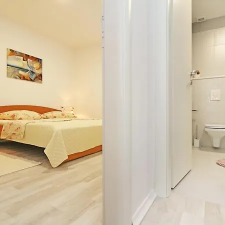 Jolanda - 3 Min From Apartment Makarska